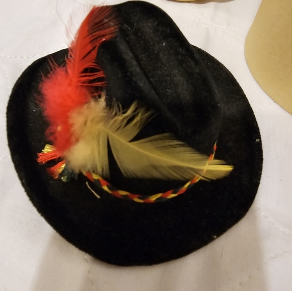 Dept. 56 "rodeo Hat Company" Black W/red/yellow Feathers, Original - Picture 3 of 7